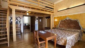 Executive-Suite, Stadtblick | Individuell dekoriert, individuell eingerichtet, Schreibtisch