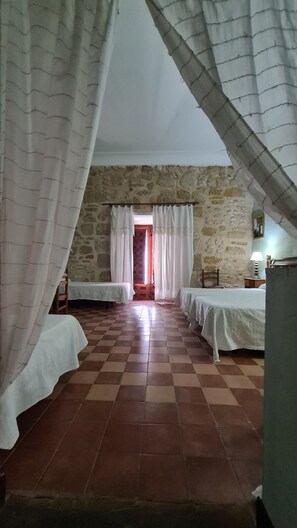 Chambre familiale, 2 chambres | Bureau, rideaux d’obscurcissement, accès au Wi-Fi (inclus)