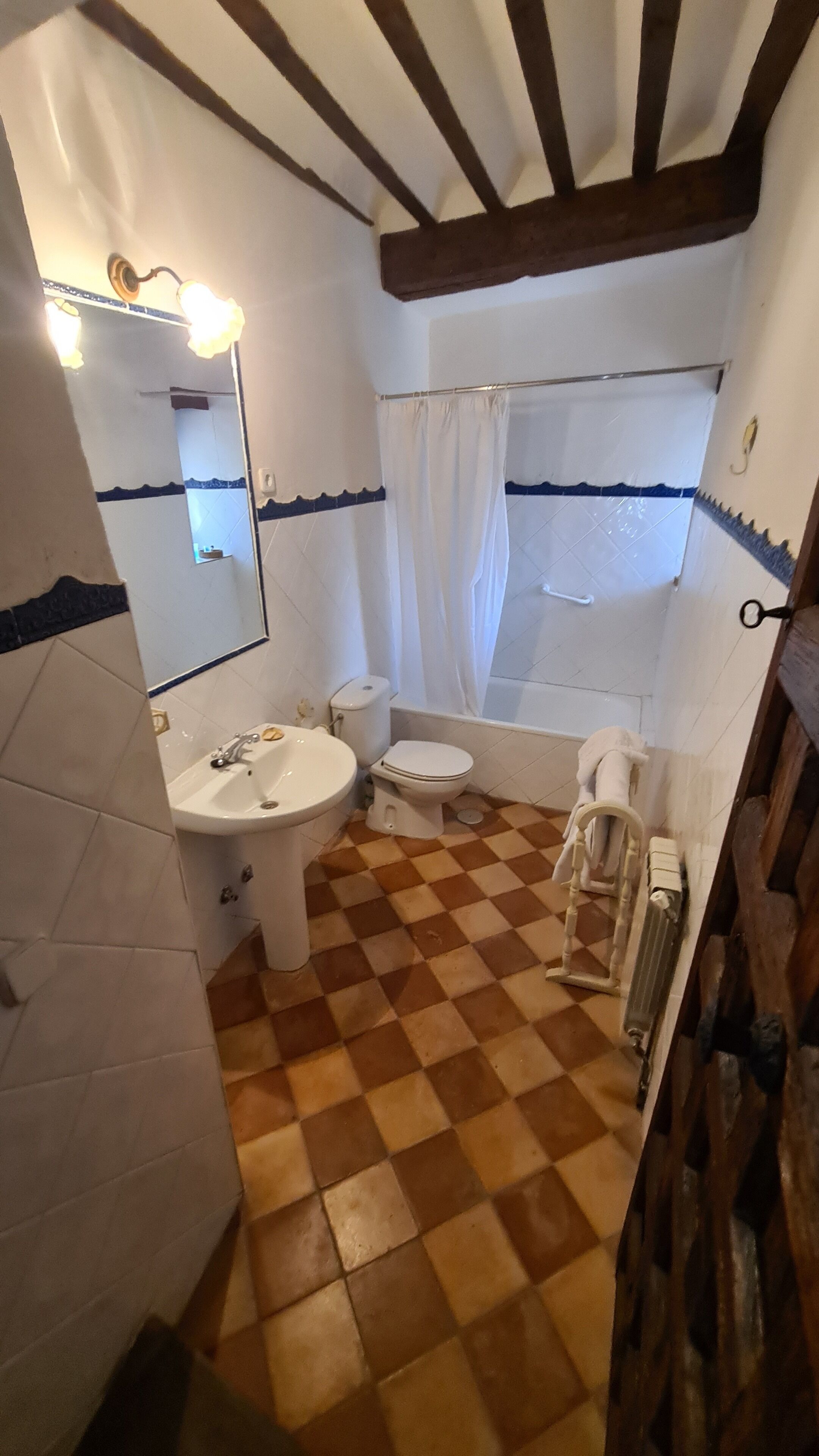 Een badkamer met een wastafel, toilet en bad.