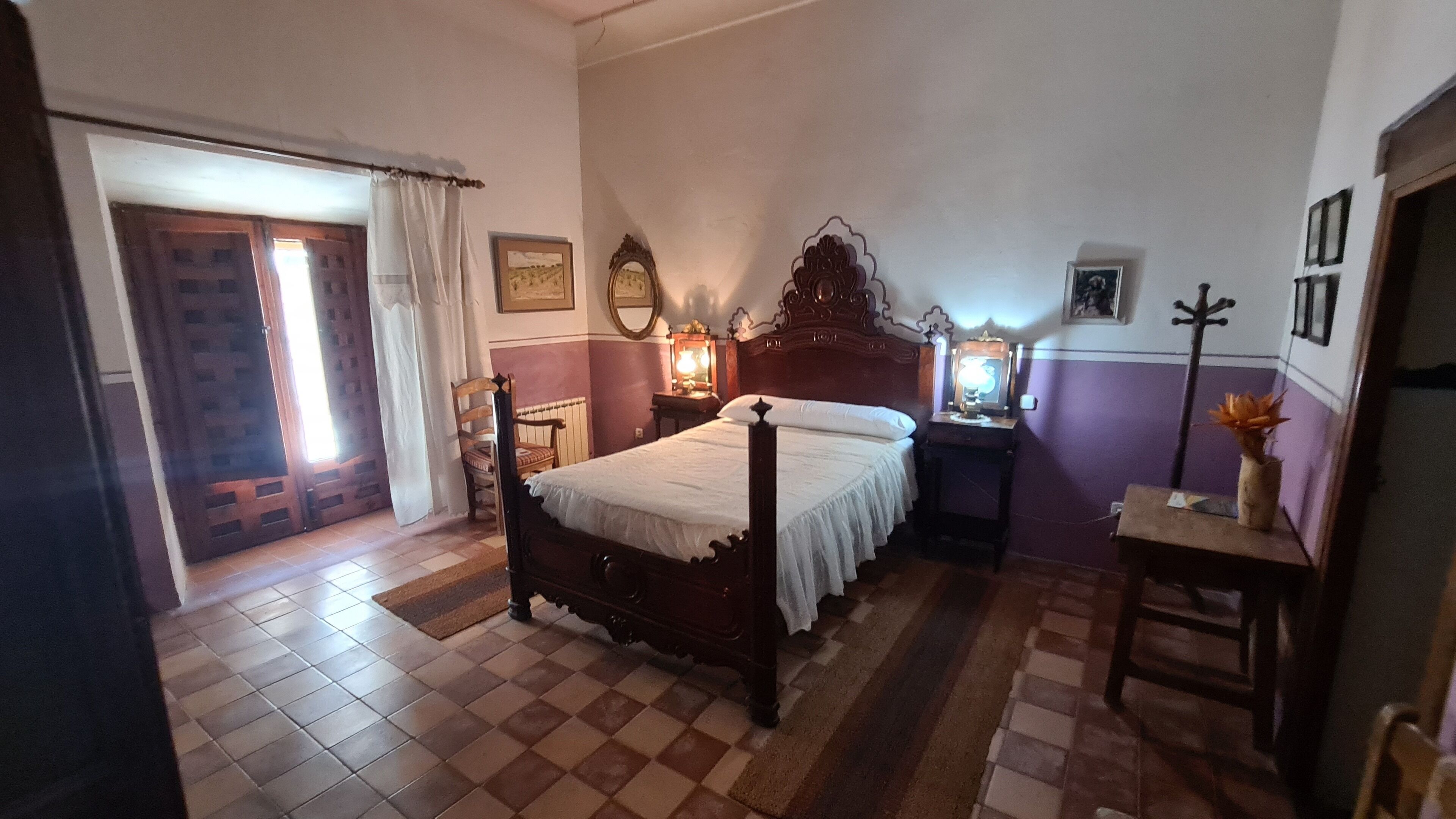 Escritorio, cortinas opacas, wifi gratis y ropa de cama