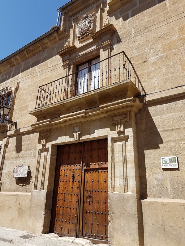Front of property - Casa Palacio Conde de Garcinarro (Huete)