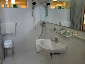 Bathroom shower - Ferienhaus BLACK & WHITE (Bromberg)