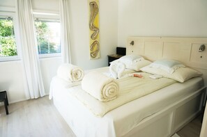 Hus | Oppholdsrom | En 0-tommers Flatskjerm-TV med Parabol-TV samt TV og nettbrett