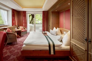 Double Room (Goldstern) | Premium bedding, in-room safe, desk, iron/ironing board - Wanderhotel Kirchner (Bramberg am Wildkogel)