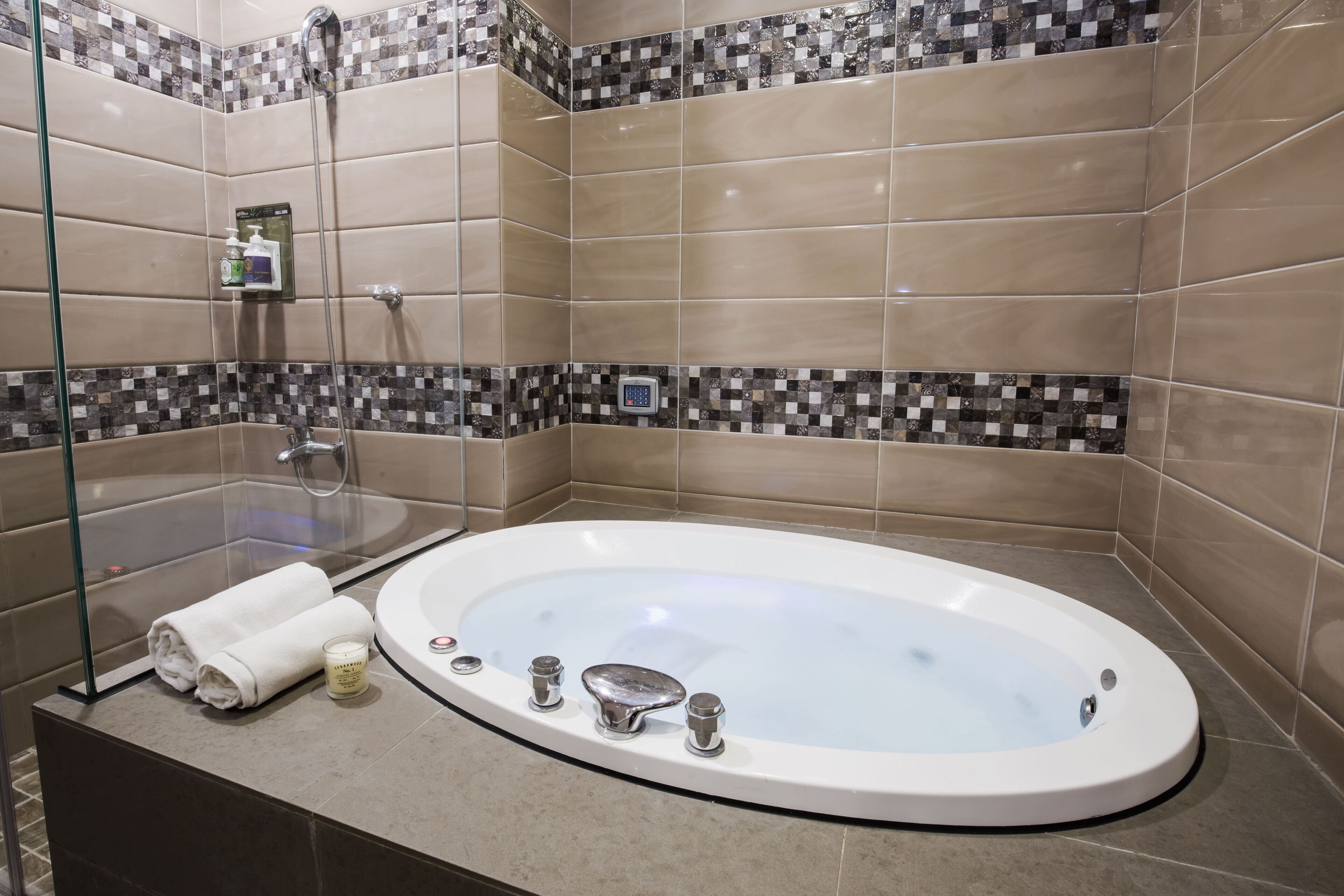 double room | jetted bathtub