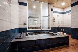 Deluxe Suite (Check-in available after 8PM for Sat. & Public Holidays) | Bathroom | Separate tub and shower, jetted tub, free toiletries, hair dryer