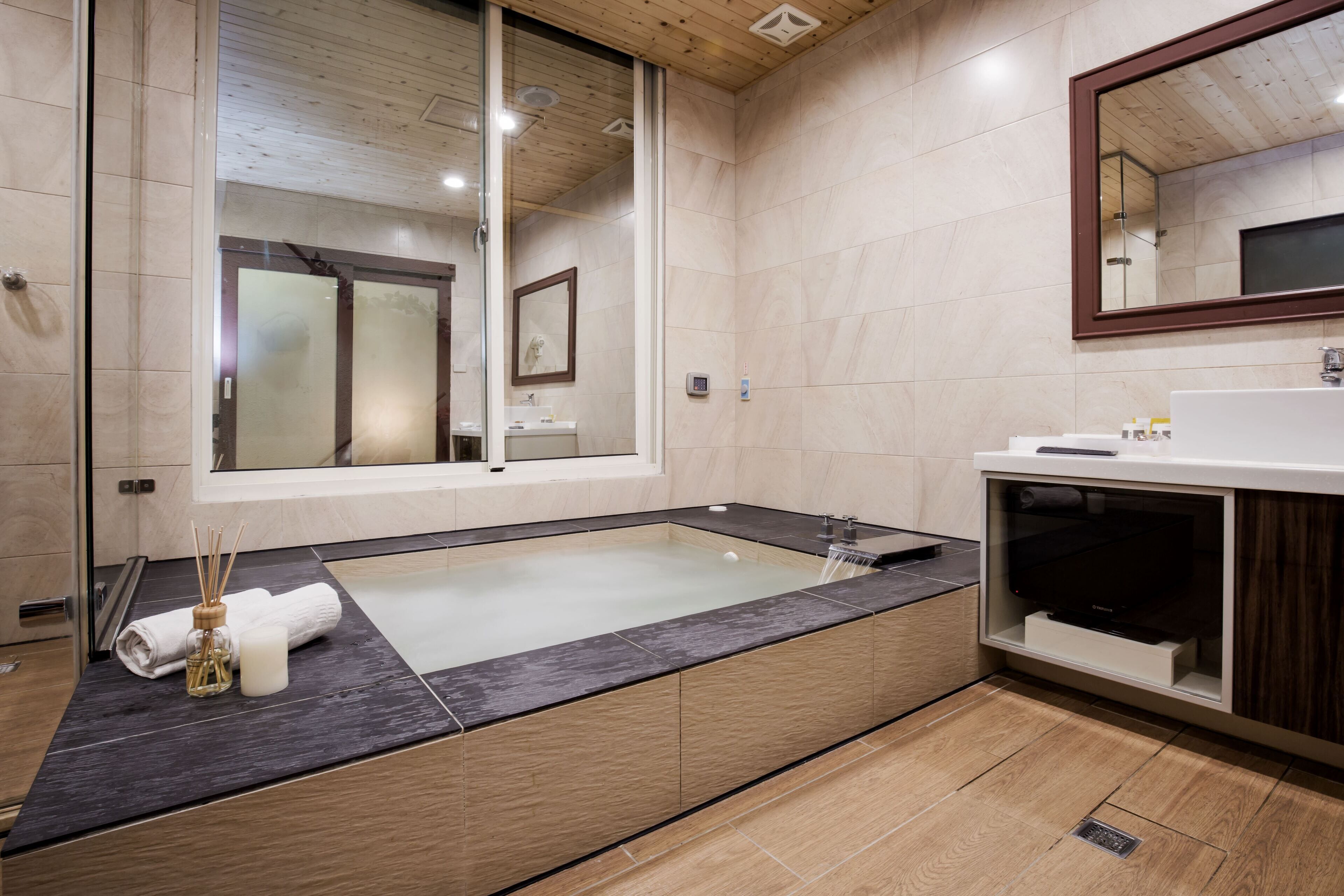 deluxe suite (check-in available after 8pm for sat. & public holidays) | bathroom | separate bathtub and shower, jetted bath, free toiletries, hair dryer