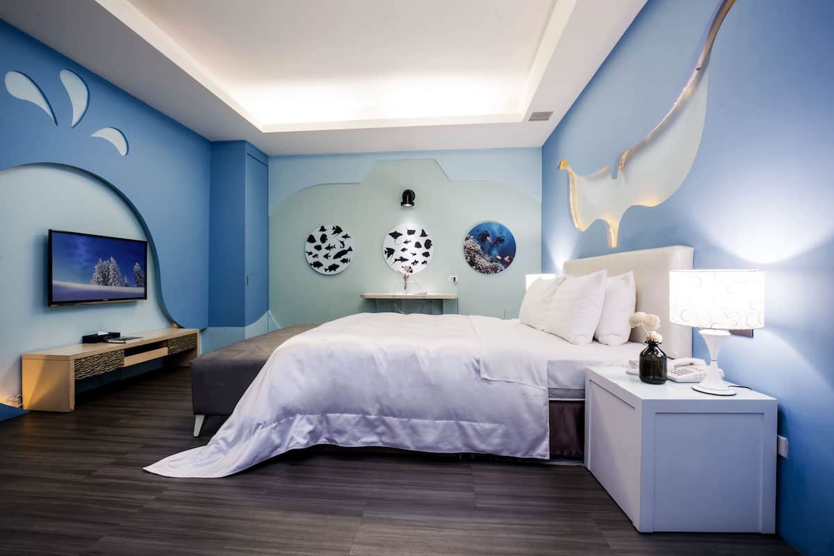 Suíte luxo (Check-in available after 8PM for Sat.) | Frigobar, escrivaninha, quartos à prova de som, Wi-Fi de cortesia