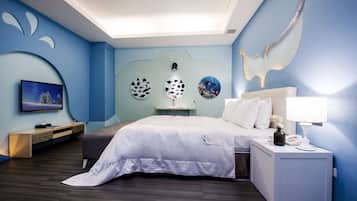 Quarto moderno com cama, mesa de cabeceira e decoração na parede.