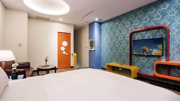 Suíte luxo (Check-in available after 8PM for Sat.) | Frigobar, escrivaninha, quartos à prova de som, Wi-Fi de cortesia