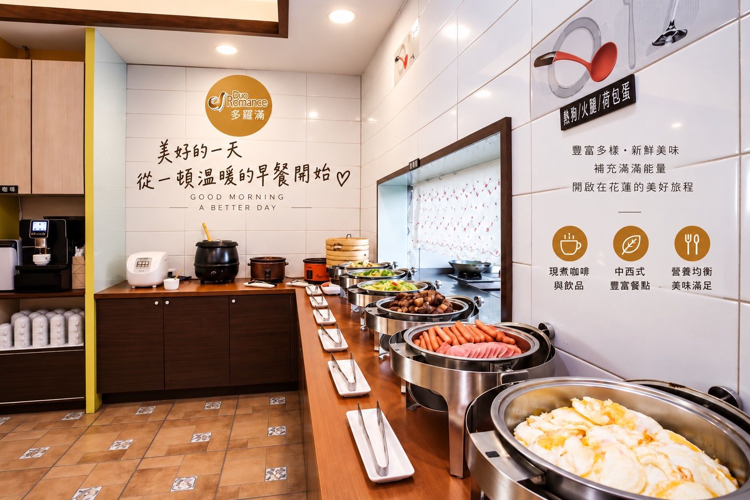 Een buffetopstelling met diverse food stations, een koffieapparaat en een wand met tekst en iconen die het menu aangeven.