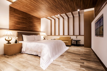 Deluxe Suite (Check-in available after 8PM for Sat. & Public Holidays) | Minibar, desk, soundproofing, free WiFi