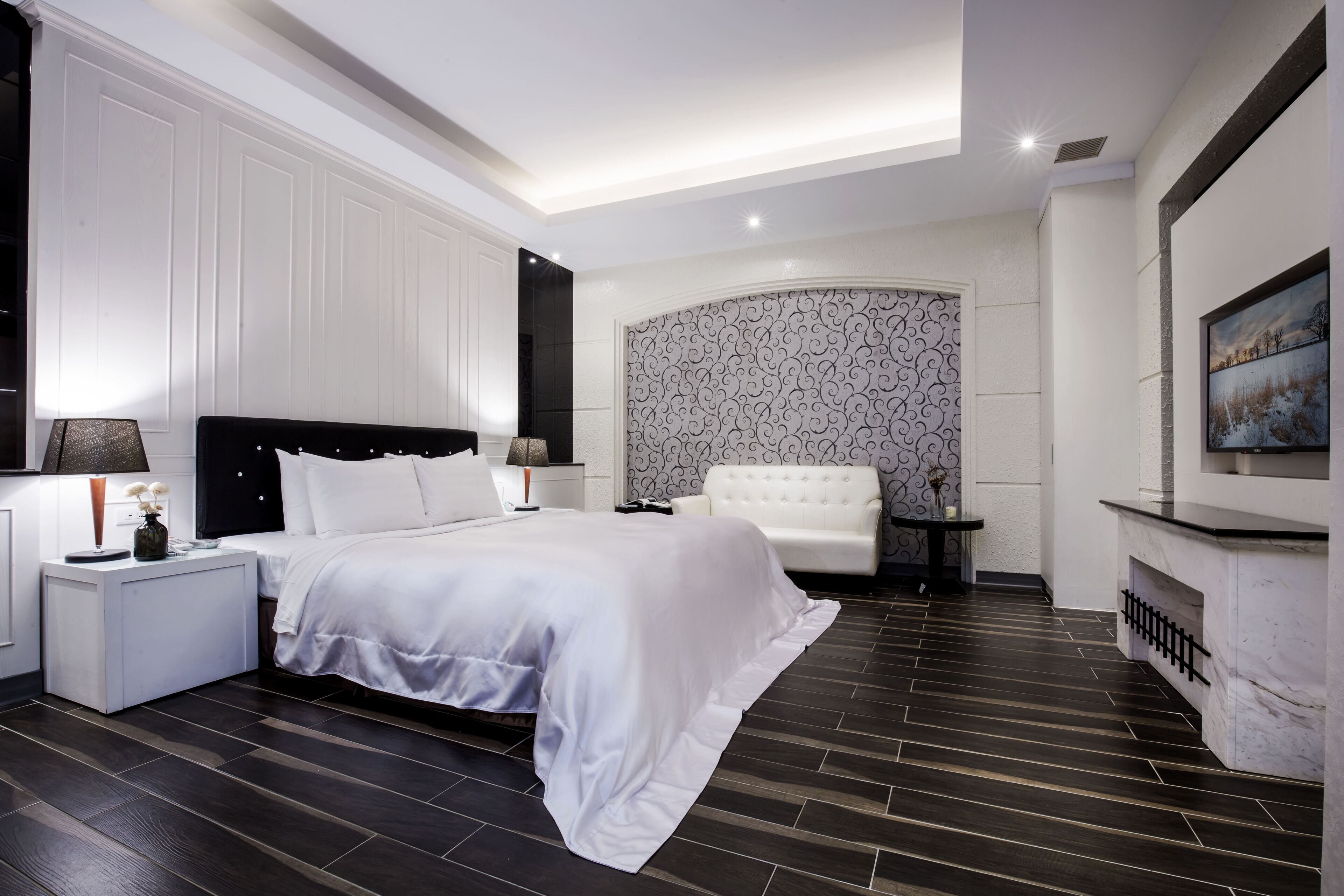 deluxe suite (check-in available after 8pm for sat. & public holidays) | minibar, desk, soundproofing, free wifi