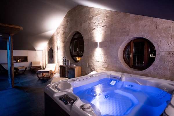 Couples treatment room(s), sauna, hot tub, steam room, body treatments