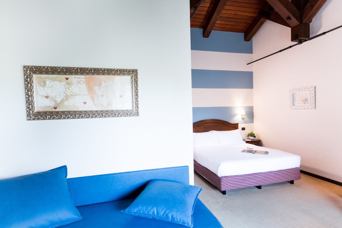 1 habitación, cubrecamas, colchones con pillow-top y minibar