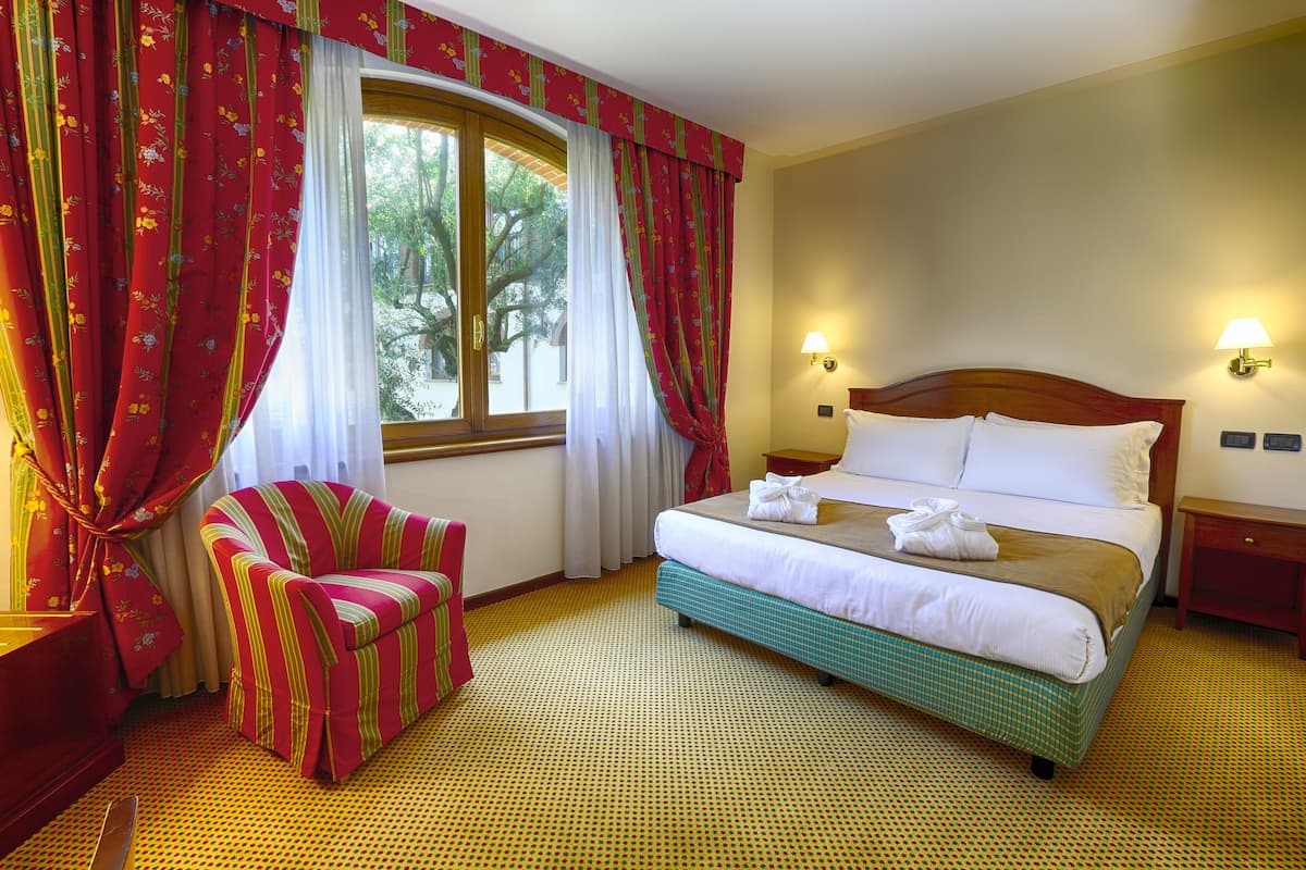 1 bedroom, down comforters, pillowtop beds, minibar