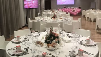 Petit déjeuner et dîner servis sur place, spécialités Cuisine régionale