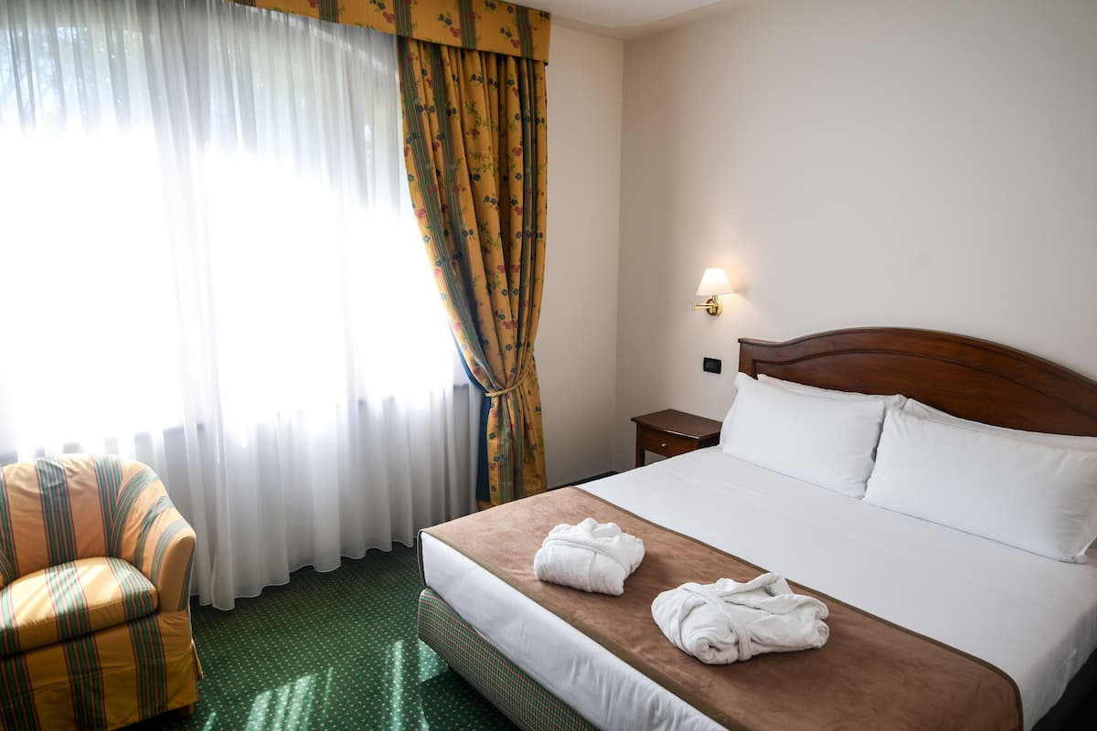 1 habitación, cubrecamas, colchones con pillow-top y minibar