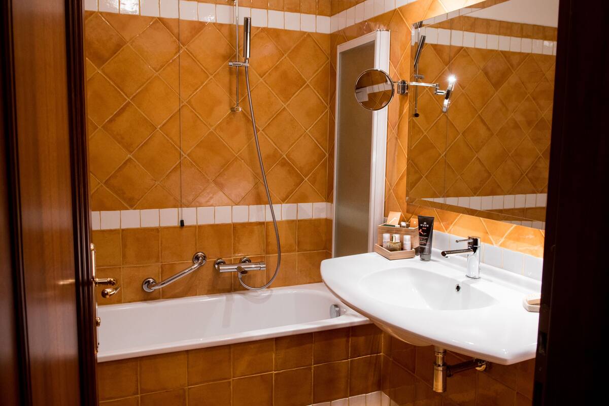 junior suite | bathroom | free toiletries, hair dryer, slippers, bidet