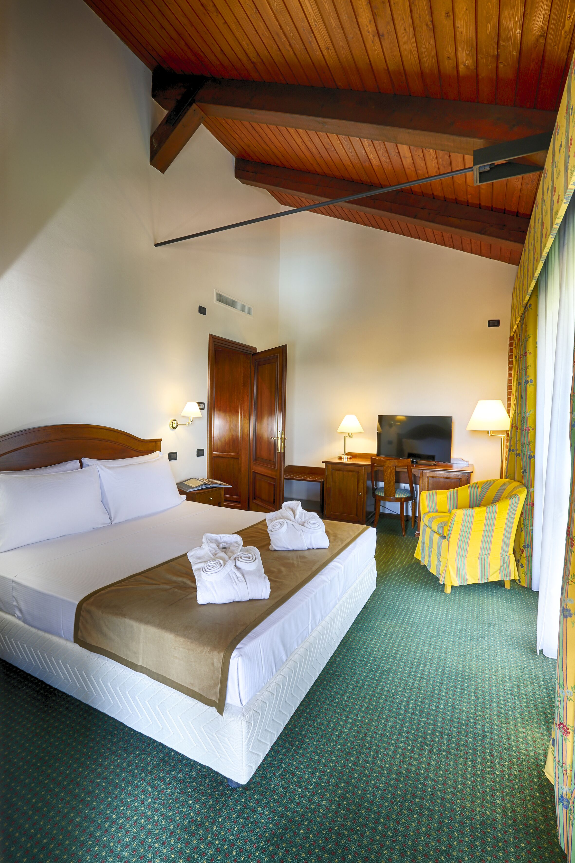 double or twin room | 1 bedroom, down duvets, pillow-top beds, minibar