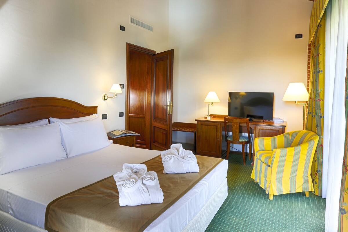 double or twin room | 1 bedroom, down duvets, pillow-top beds, minibar
