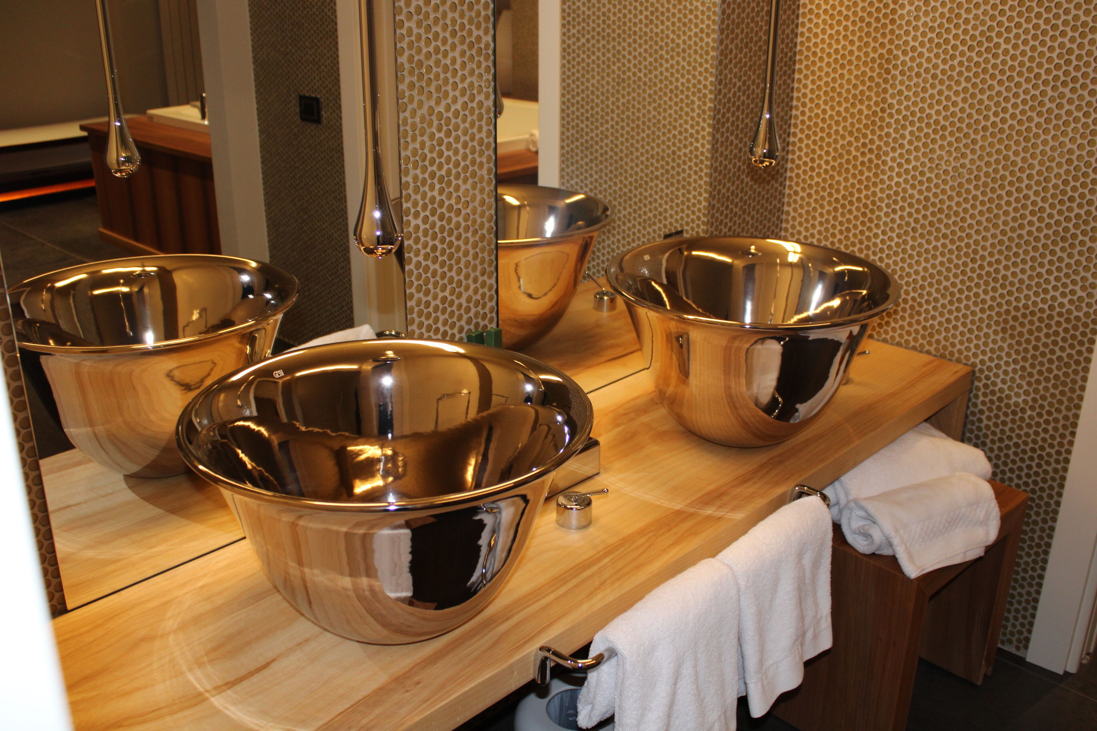 deluxe double room | bathroom | free toiletries, hair dryer, slippers, bidet