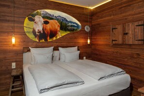 Junior Suite, 1 Bedroom | Peti besi dalam bilik, dihias secara berasingan 