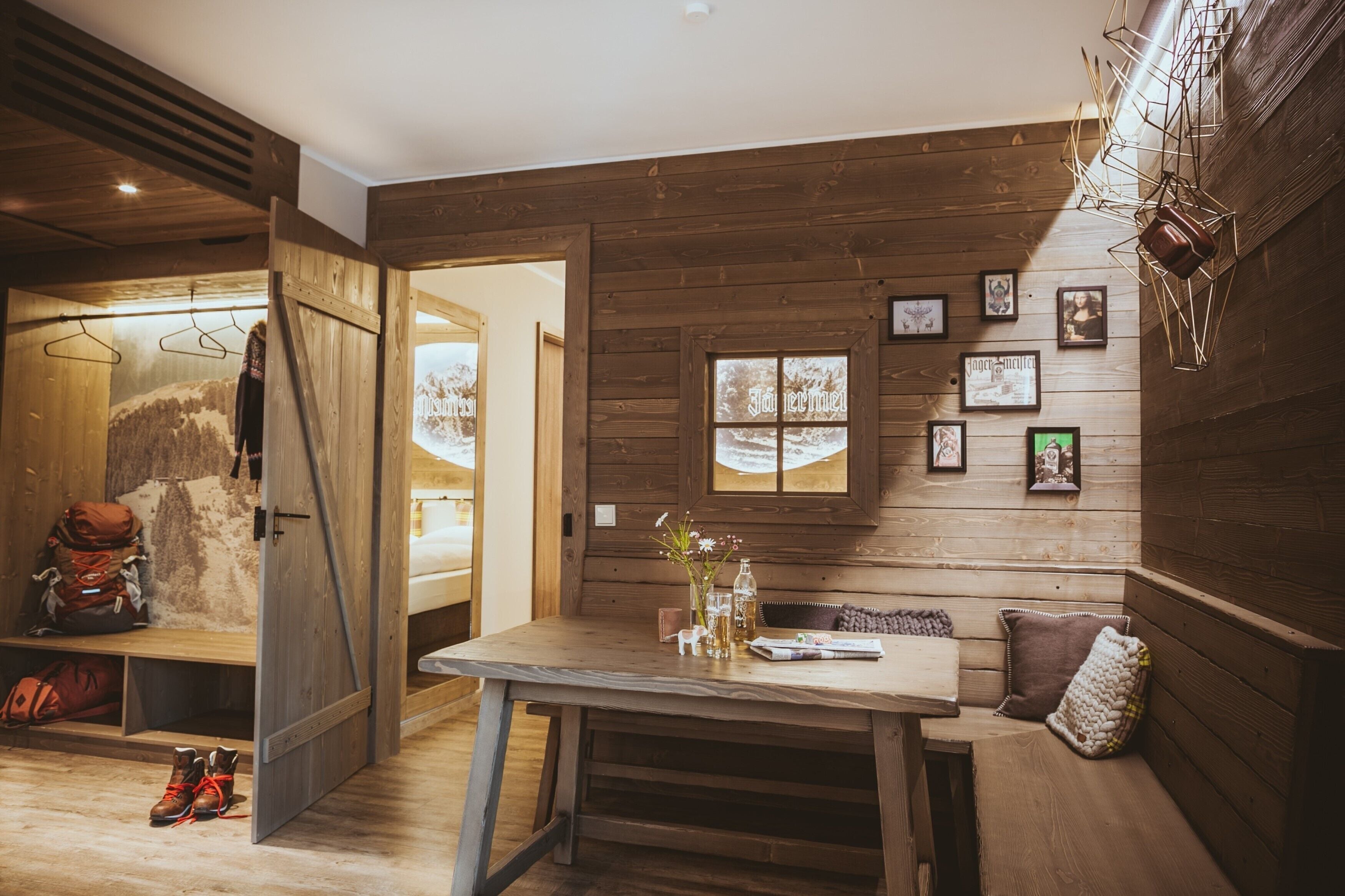 junior suite, 1 bedroom | living area | 80-cm flat-screen tv with cable channels, tv