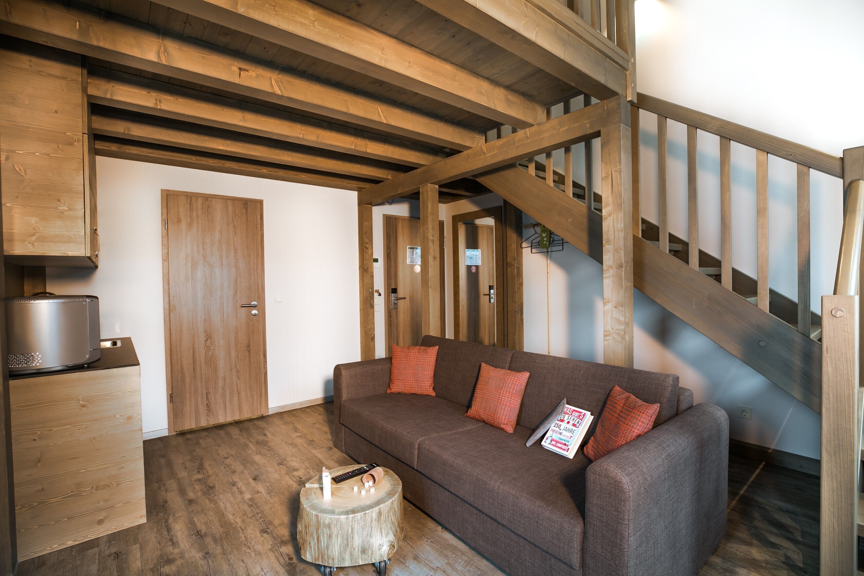 suite, 1 bedroom | living area | 80-cm flat-screen tv with cable channels, tv