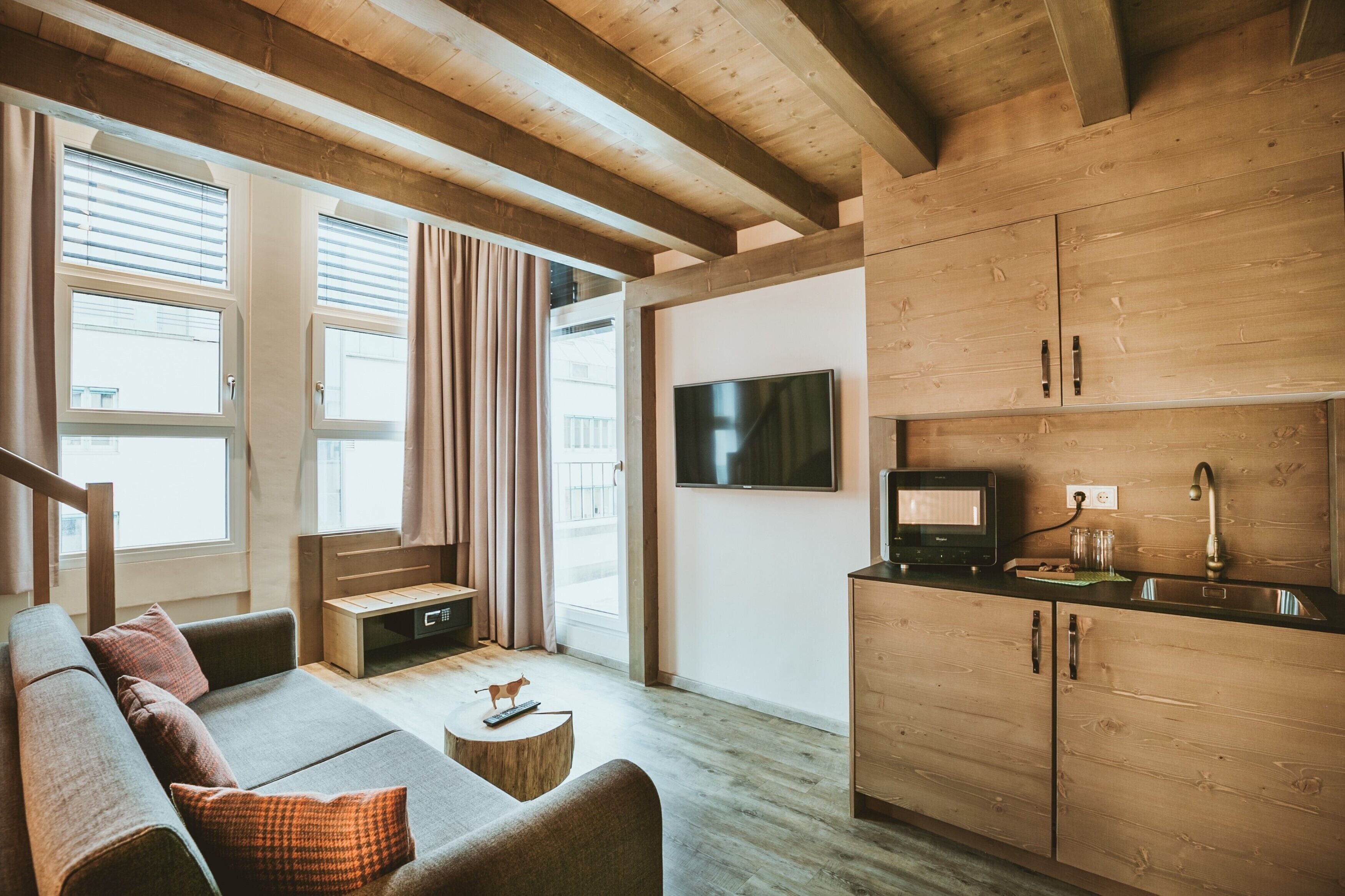 suite, 1 bedroom | living area | 80-cm flat-screen tv with cable channels, tv