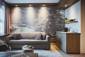 小型套房, 1 间卧室 | 起居区 | 80-厘米纯平电视 (配备有线频道)、电视