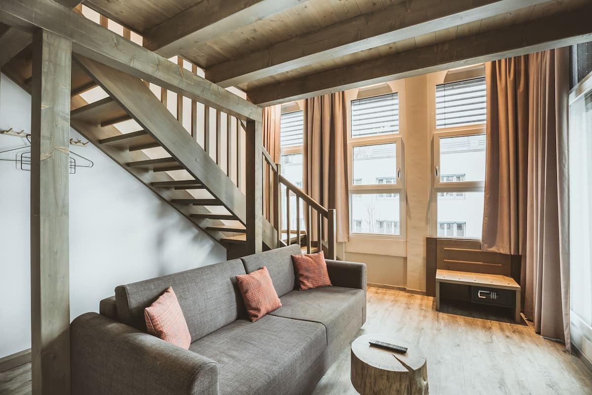 Suite, 1 habitación | Caja de seguridad en la habitación y decoración personalizada
