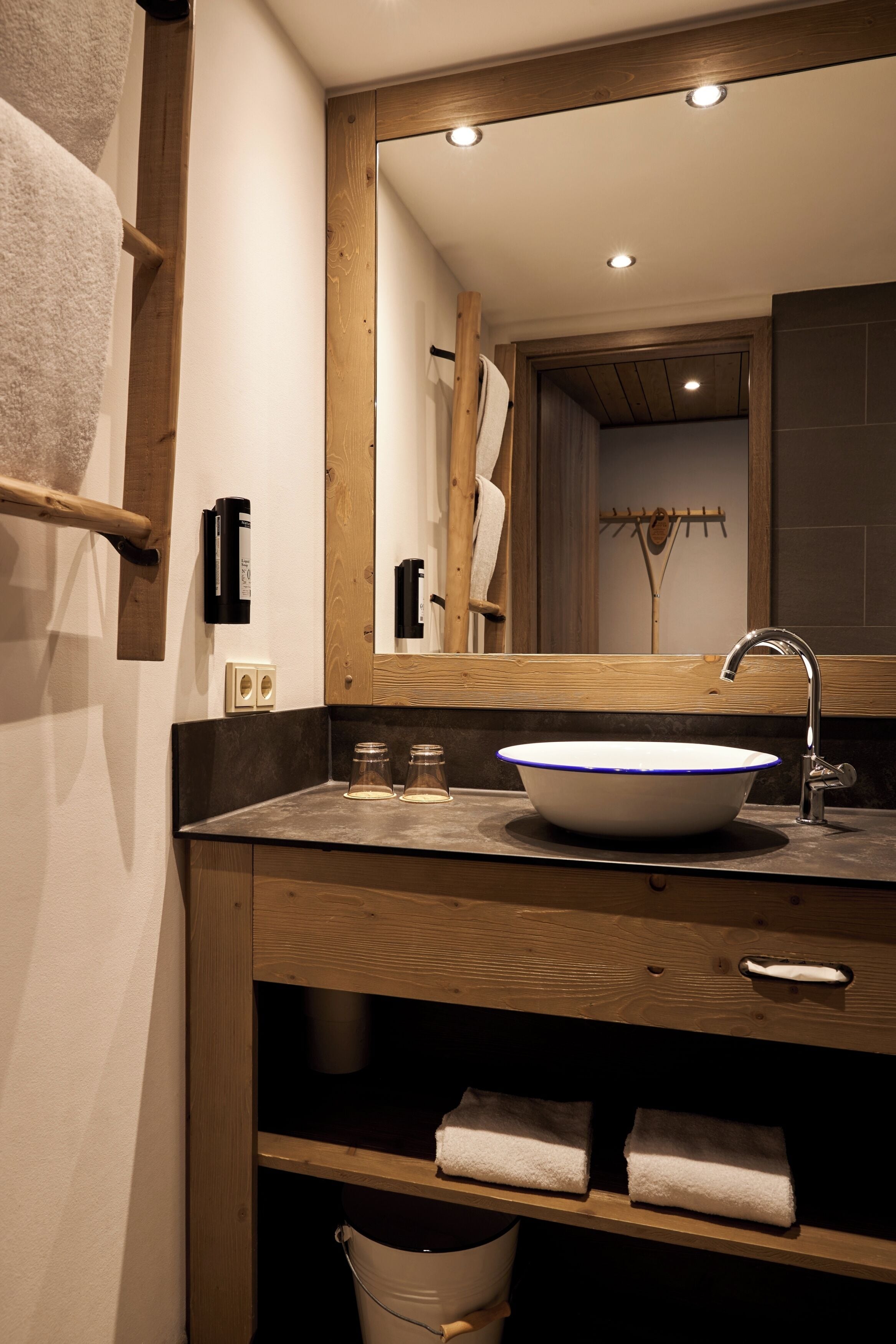 shower, rainfall showerhead, free toiletries, hair dryer