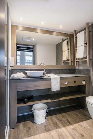 淋浴设施、大花洒淋浴喷头、免费洗浴用品、吹风机