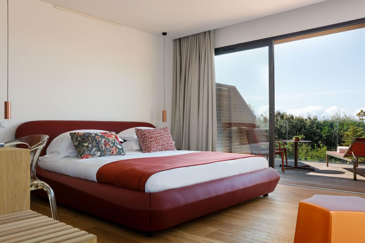1 kamar tidur, seprai premium, minibar, dan brankas