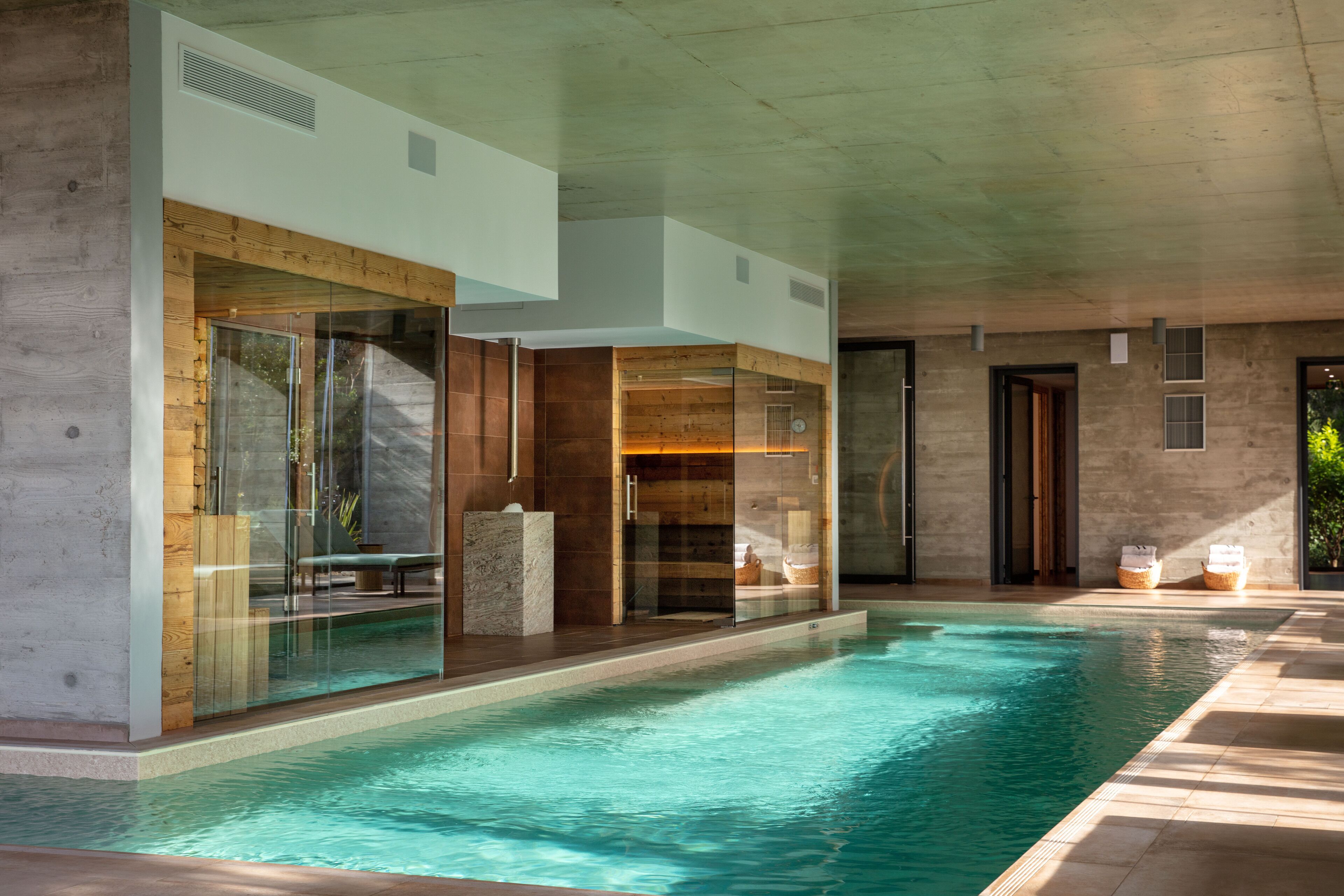 Una piscina al aire libre, sillones reclinables de piscina
