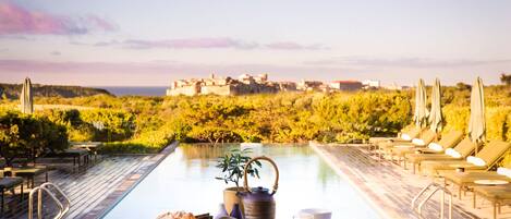 室外游泳池,提供日光浴躺椅