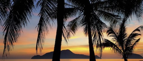 Di pantai, berkayak, naik kapal motor, dan memancing