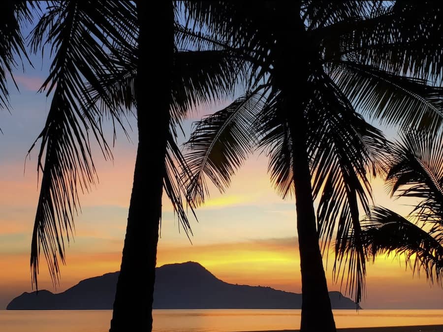 Na praia, passeios de caiaque, passeios de lancha, prática de pesca