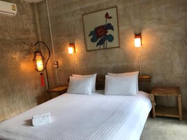 Decoración personalizada, escritorio y espacio para trabajar con laptop 