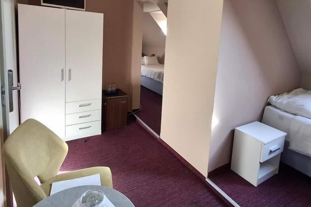 Junior Room | In-room safe, desk, free WiFi, bed sheets