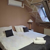 Family Room | In-room safe, desk, free WiFi, bed sheets