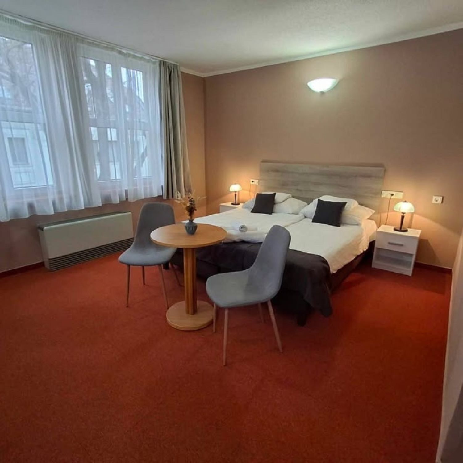 Coffres-forts dans les chambres, bureau, Wi-Fi gratuit, draps fournis