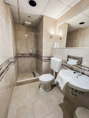 Shower, free toiletries, hair dryer, towels - Hotel Unicornis (Eger)