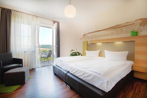 Bureau, chambres insonorisées, lits bébé (gratuits)