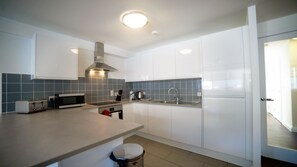 Peti sejuk, ketuhar gelombang mikro, ketuhar 