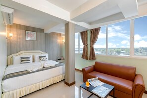 Desk, laptop workspace, blackout curtains, free WiFi - RoomQuest Suvarnabhumi Airport Rom Klao (Bangkok)