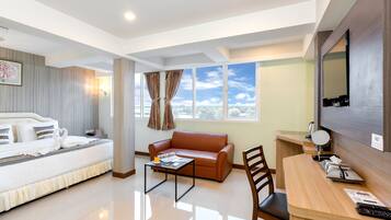 Suite Room with Bathtub | Desk, laptop workspace, blackout drapes, free WiFi