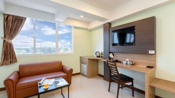Suite Room with Bathtub | Desk, laptop workspace, blackout drapes, free WiFi