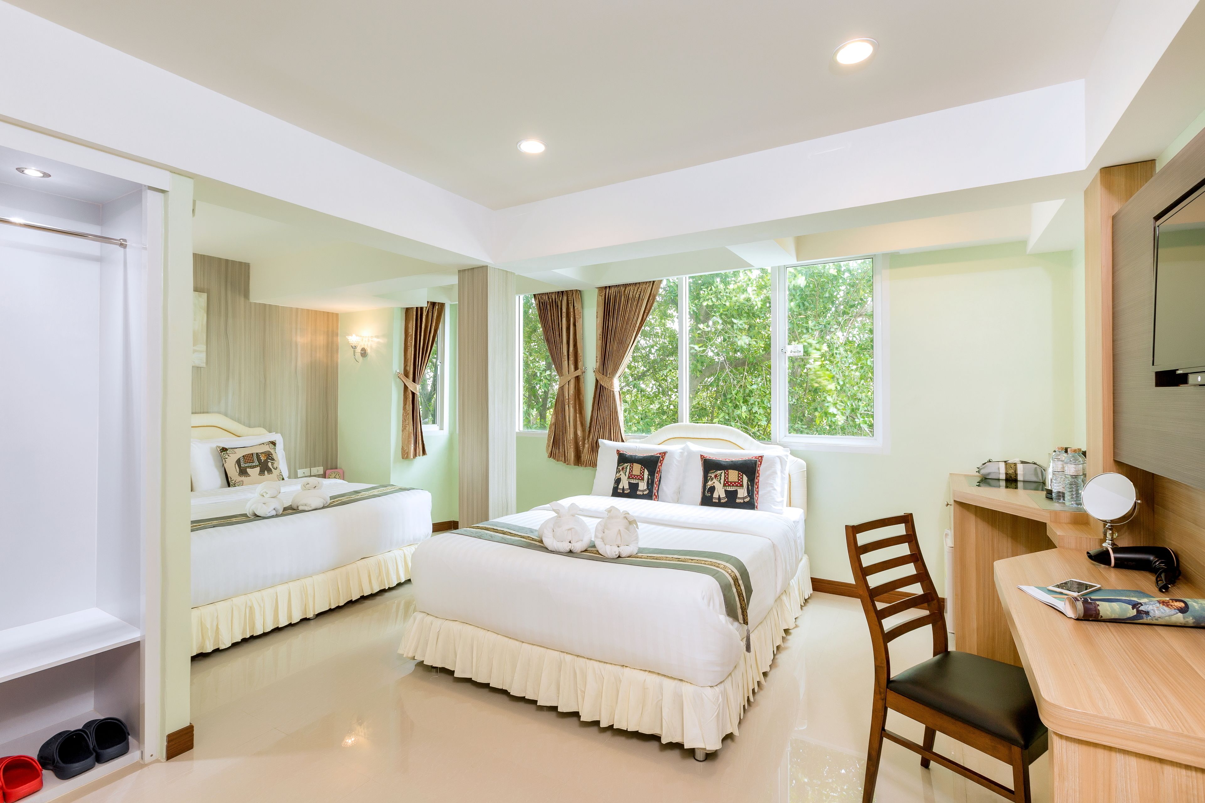 family grand suite room with bathtub | desk, laptop workspace, blackout curtains, free wifi